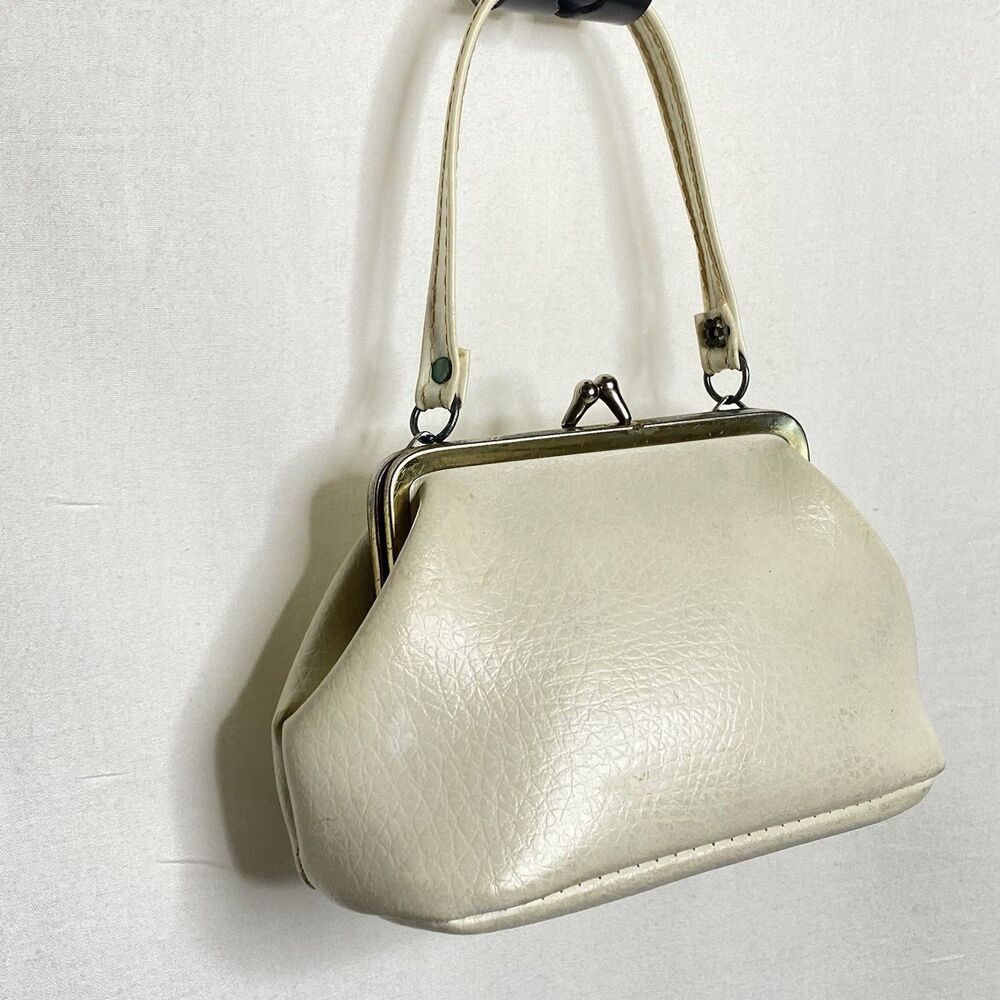 Vintage Metal Frame Kiss Lock Pebbled Faux Leather Handbag Top-Handle White